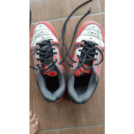 sepatu lining batminton bekas