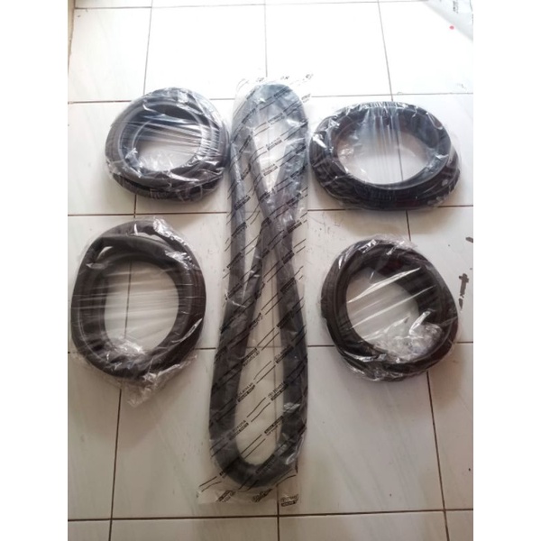 karet pintu mobil karet balon pintu bagasi toyota innova 2005-2015