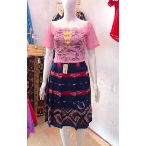 setelan etnik rok tenun dan atasan brokat pink