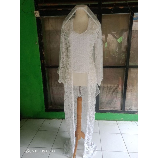 gaun akad kutu baru