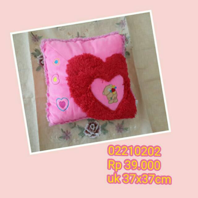 Bantal pink love merah