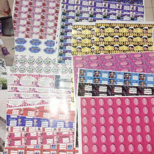 

CETAK STIKER TANPA CUTTING Vinil, kromo, Hvs, Transfaran & Art Carton 260 a3+