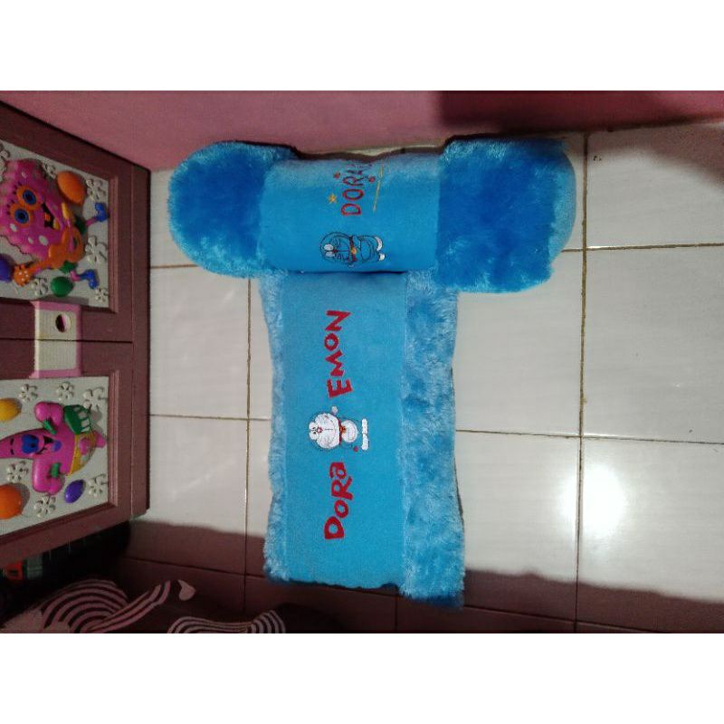 0BANTAL BONEKA DORAEMON DORA EMON SATU SET PLUS GULING BAHAN RASFUR