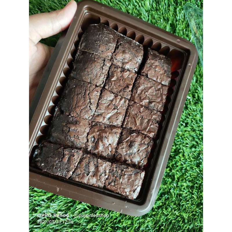 

BROWNIES OVEN MAKNYUSS KRES DI LUAR. LUMEERR LEBUUTT DI DALAM