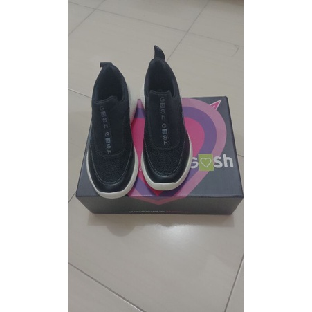 sepatu gosh cewek warna hitam size 37