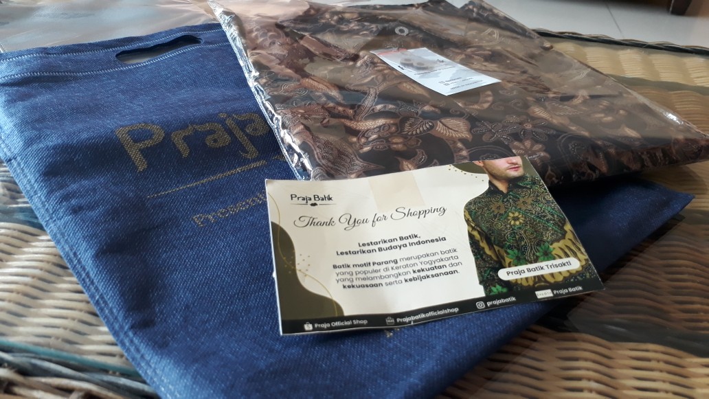 Praja Batik Rajaswara - Kemeja Batik Pria Lengan Panjang Hitam Reguler Fit