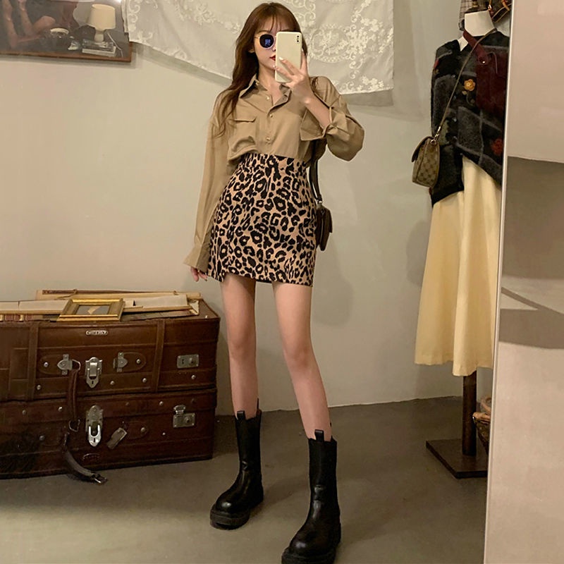 Kemeja Khaki Wanita Rok Sablon Macan Tutul Set Dua Potong