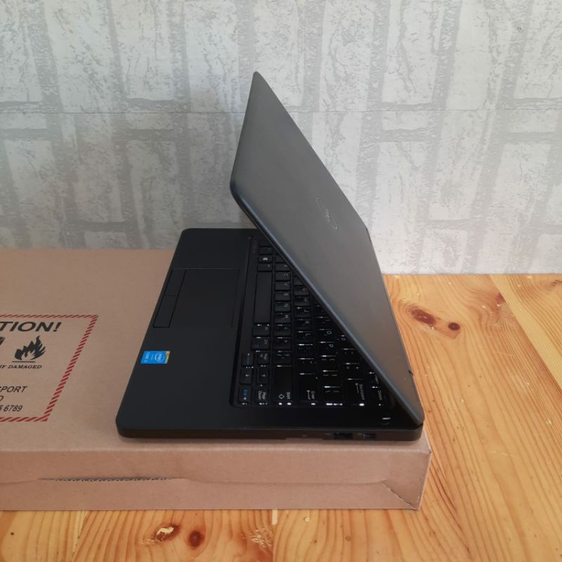 Laptop Ultrabook Dell Latitude E5250 Cor i5-5300U Ram 4GB SSD 256GB Keyboard backlight windows 10 Desain body slim Ringan