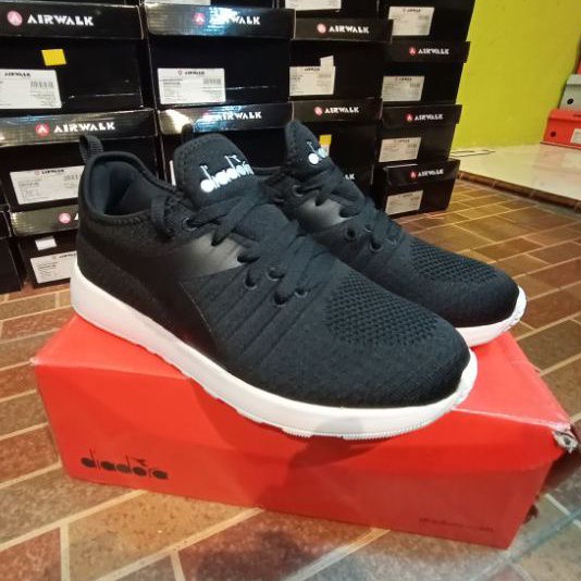 Sepatu slip on pria diadora black