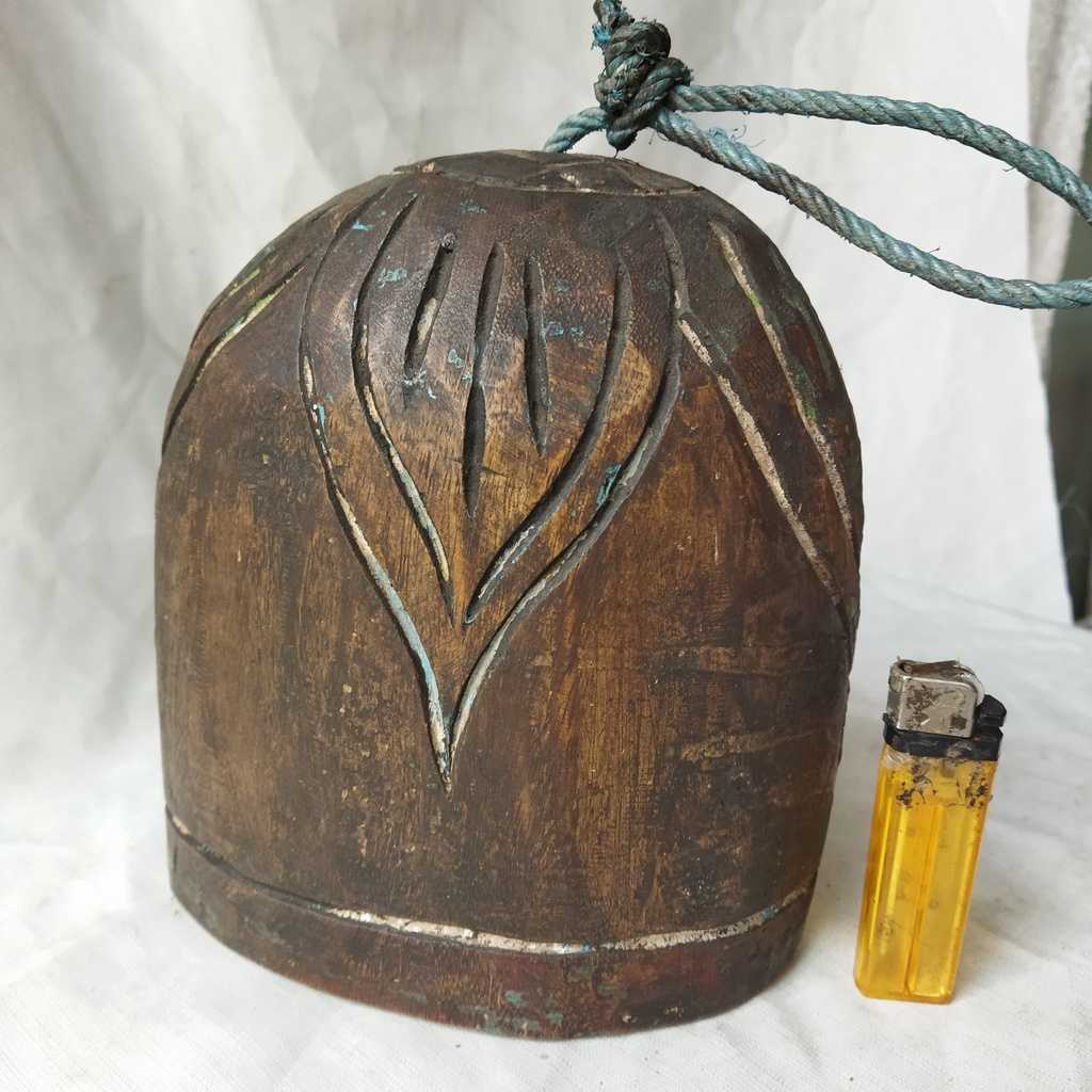 Pajangan Klontong Sapi Primitif Bahan Kayu