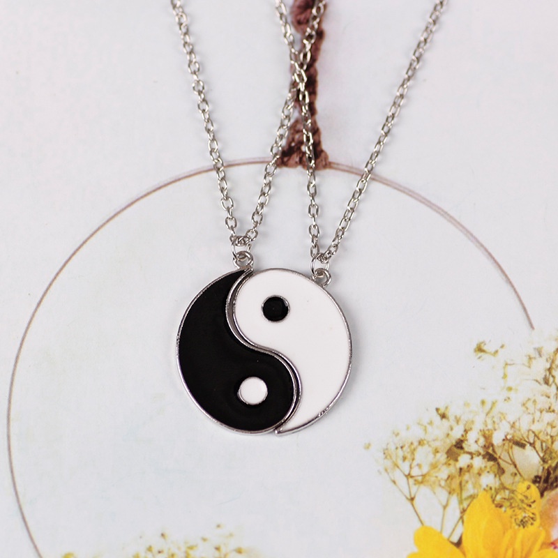 2pcs / Set Kalung Rantai Liontin Yin Yang Tai Chi Adjustable Warna Hitam Putih Gaya Retro Untuk Pasangan