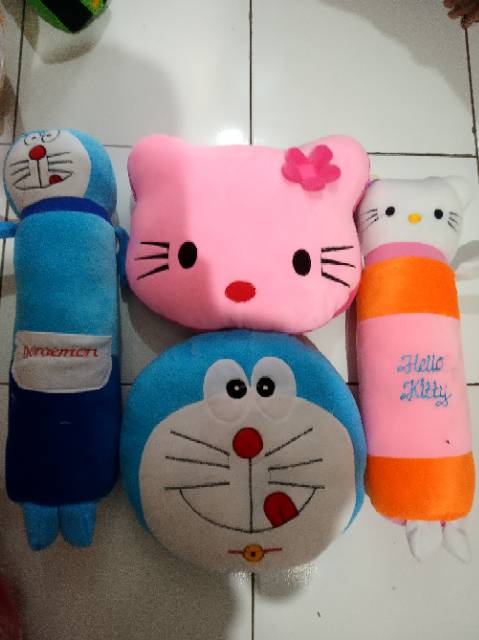 Set bantal dan guling velboa karakter.