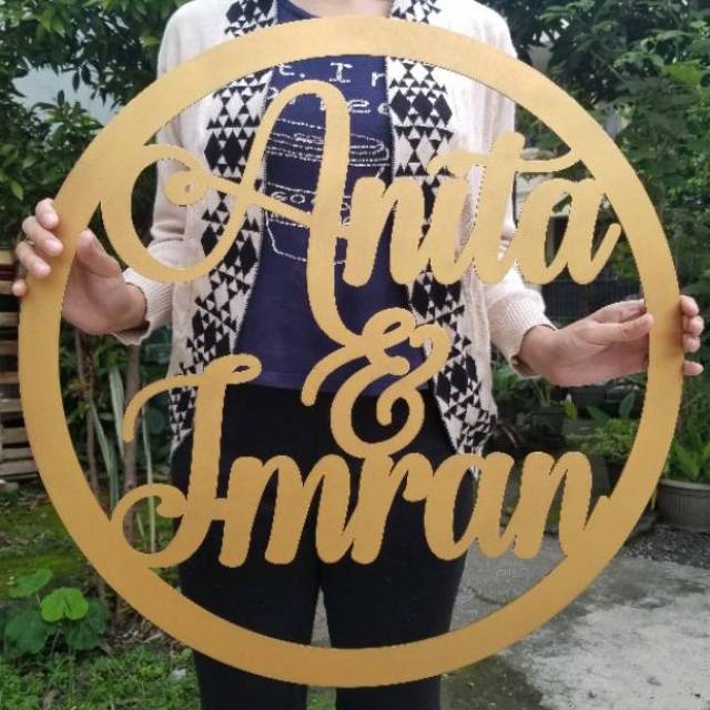 Custom Backdrop Lingkaran Nama Dekorasi Kayu 60cm Dekor Lamaran Wedding Inisial Pernikahan Tunangan