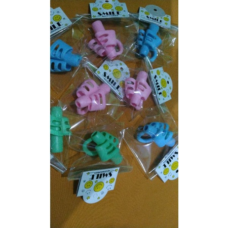 

Alat bantu BELAJAR MENULIS/memudahkan cara menulis/ untuk memposisikan jari anak pada saat menulis bahan silikon