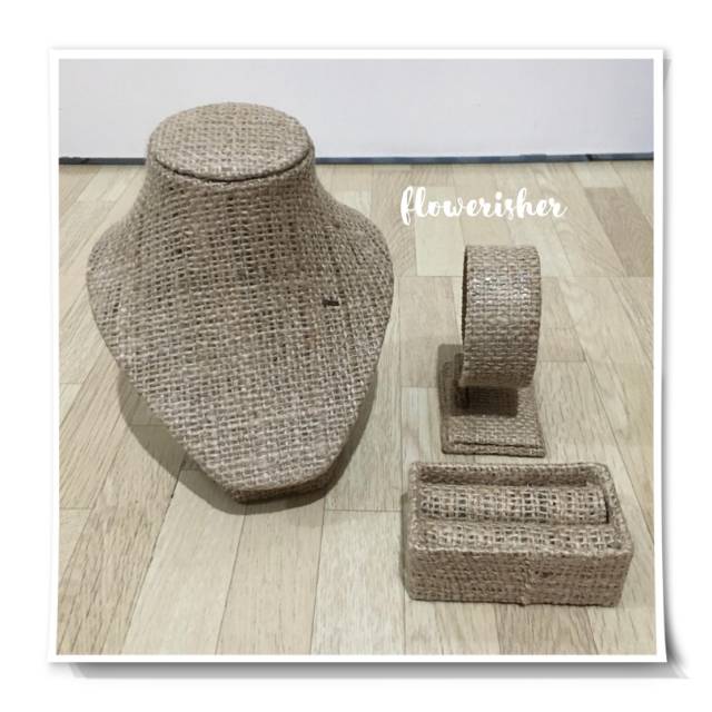 Manekin Set Perhiasan