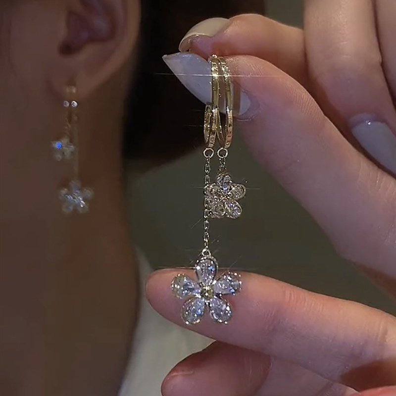 Anting Gantung Panjang Model Bunga Dengan Berlian Imitasi Gaya Korea / Jepang Untuk Wanita