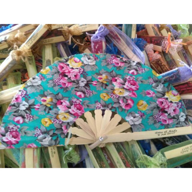Souvenir kipas batik sedang
