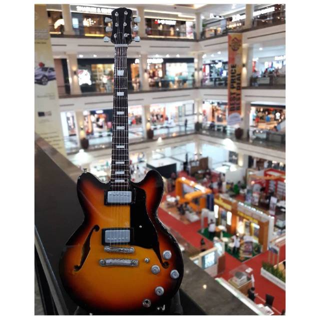 Aneka Miniatur Gitar Gibson ES 335 Bigsby Hollowbody