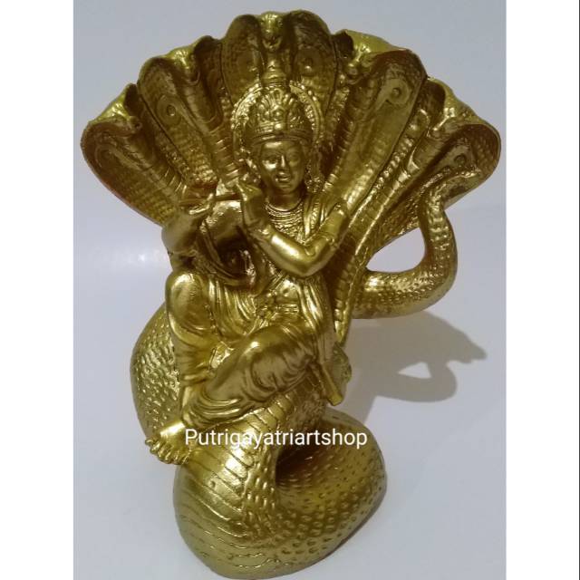 Patung Dewa Krisna memegang suling