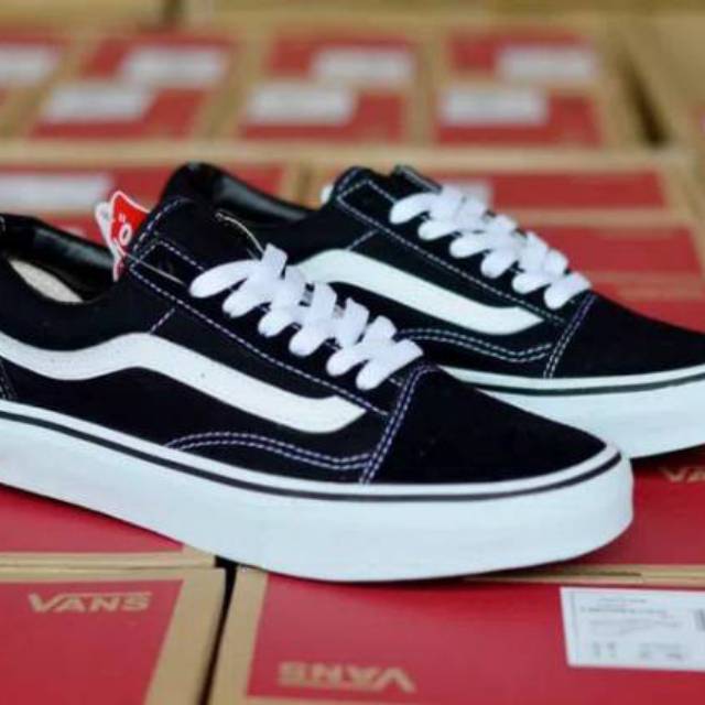  Sepatu  Pria Sepatu  Vans  Old Skool Classic Black White 