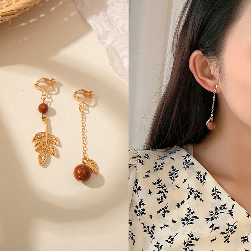 Anting Klip Desain strawberry Aksen Mutiara Dan Berlian Gaya Korea retro Untuk Wanita