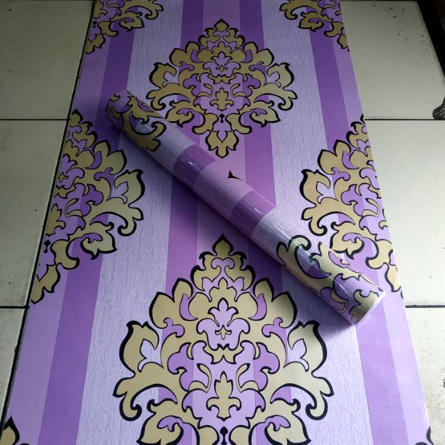 Wallpaper dinding motif batik salur ungu
