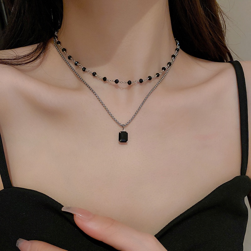 Kalung Rantai Dengan Liontin Kristal Berlian Hitam Bentuk Kotak Retro Mewah Untuk Wanita