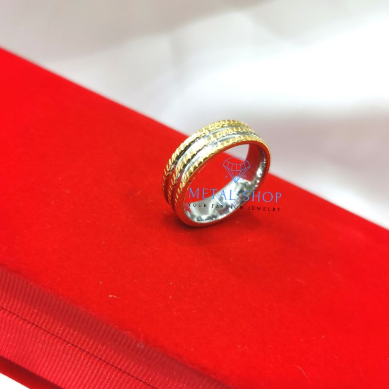 Cincin Titanium Pria Wanita Anti Karat motif garis garis tiga warna emas
