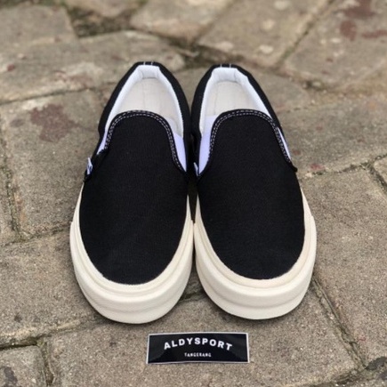 SEPATU SLIPON VANS SLIPON OG BLACK WHITE PREMIUM MADE IN CHINA. SEPATU SNEAKERS PRIA TERMURAH  BERKWALITAS