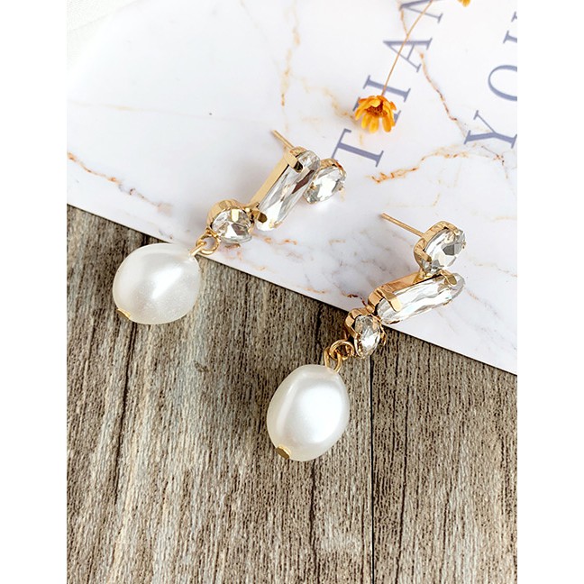 LRC Anting Fashion White Alloy Diamond Pearl Stud Earrings F72361