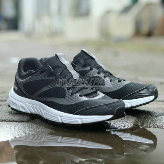 SEPATU RUNNING LEGAS VELT LA U - BLACK /WHITE