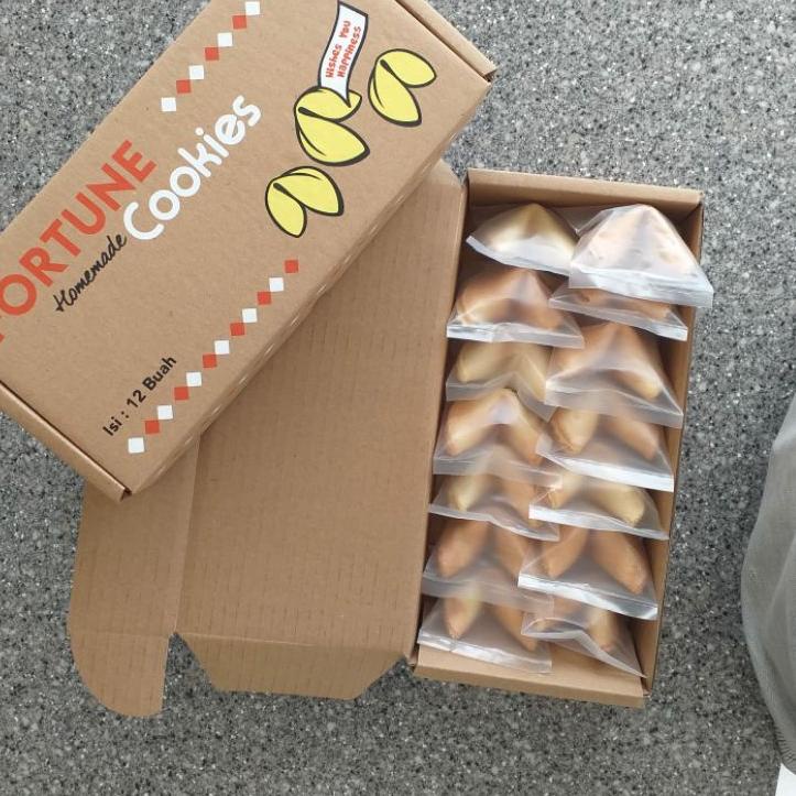 

Produk Nusantara LR054|Fortune Cookies Box kue kering ada kata kata dalam tekukan kue (isi 12 piece