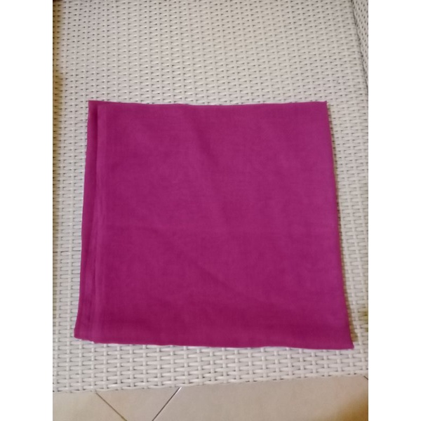 PRELOVED HIJAB SEGIEMPAT POLOS WARNA MAGENTA MURAH