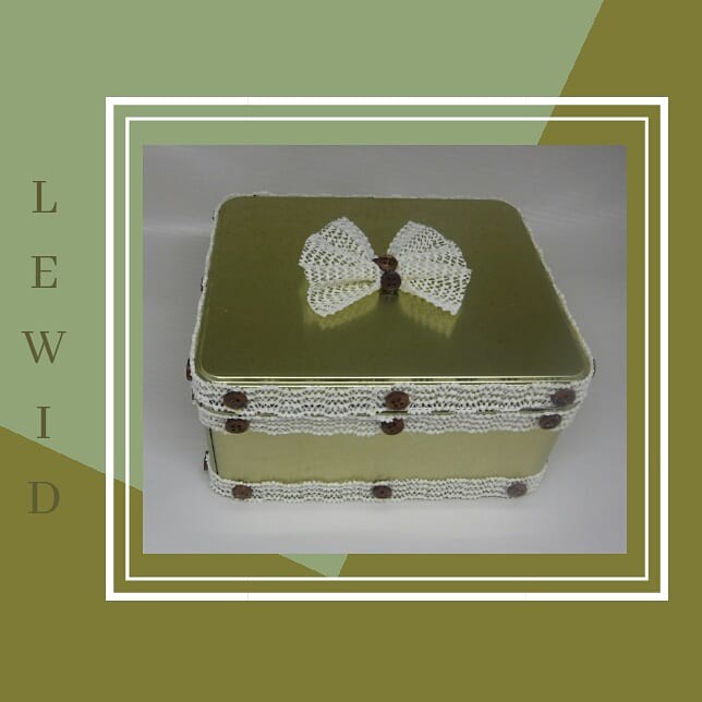 

Box Kaleng Hias (Pita) LEWID by Lenny