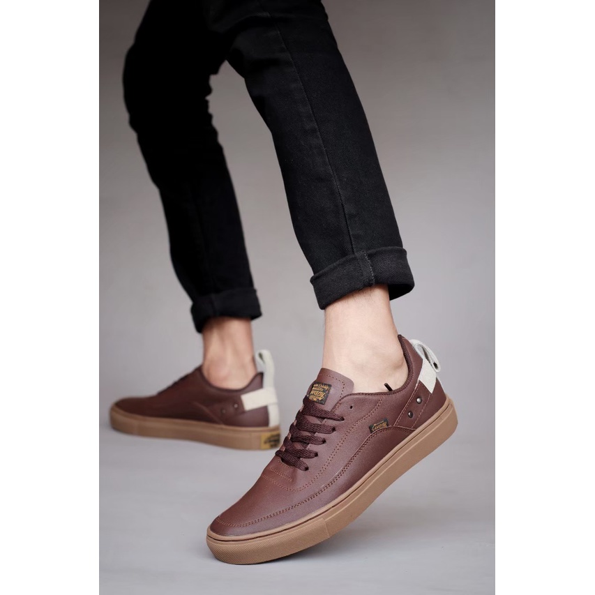 Sepatu Sneakers Pria Kulit Asli Premium Kualitas Original Indonesia Lokal Handmade Sepatu Kasual Sekolah Kuliah Kerja Cowok Branded Ori Distro Street Walk Fashion Style Korean Rapih Bersih Putih Coklat Hitam Motif Santai Kekinian