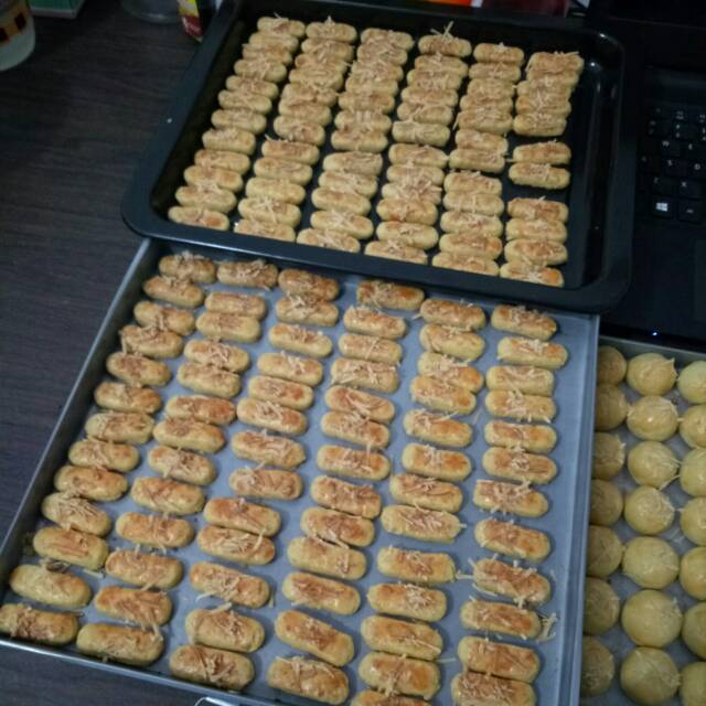 

Kue Kastengel / Kue Keju / Kastengel Keju