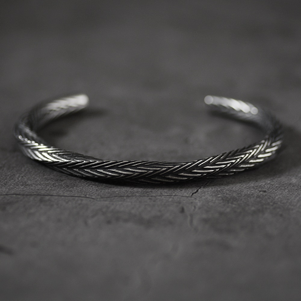 Gelang Model Terbuka Bahan Titanium Steel Warna Silver Gaya Vintage Untuk Pria