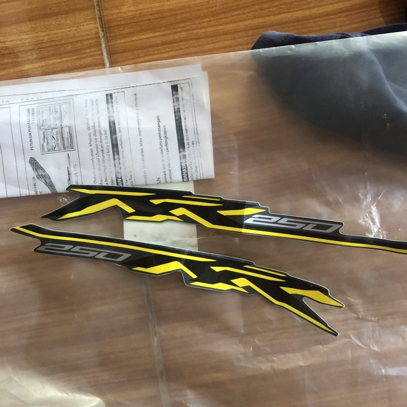 Strip Stiker Fairing (gray) & Throttle by Wire CBR250RR 2018 (kanan kiri)