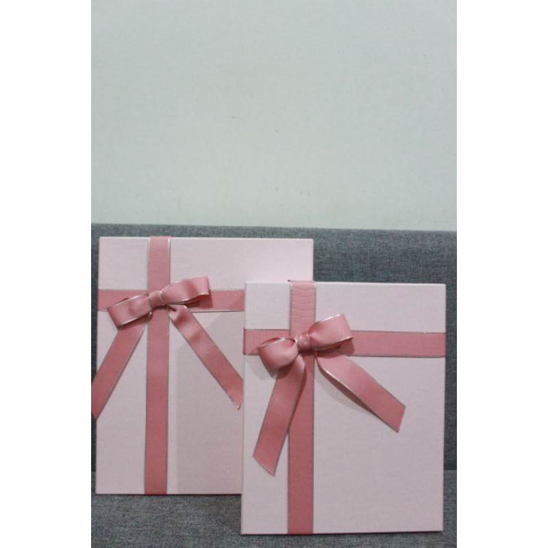 

Kotak Kado Valentine Persegi Panjang dengan Pita Pink List Silver