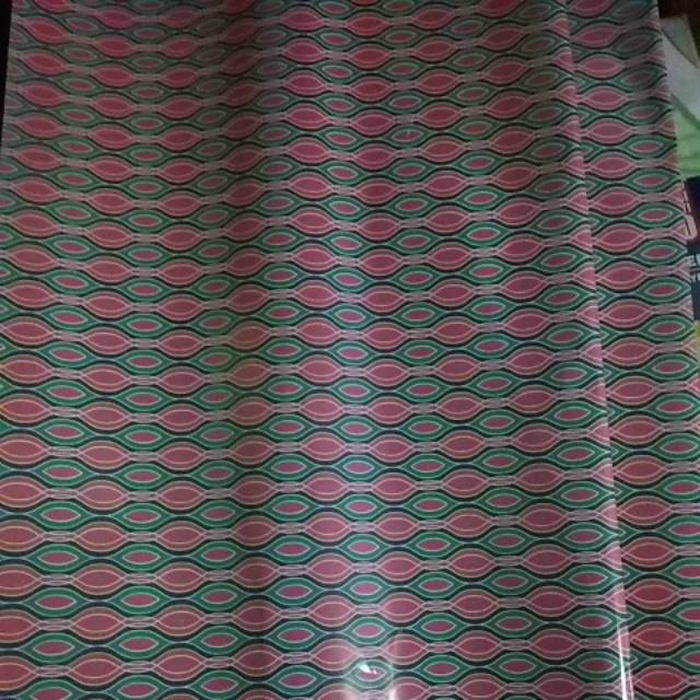 

Kertas kado motif batik