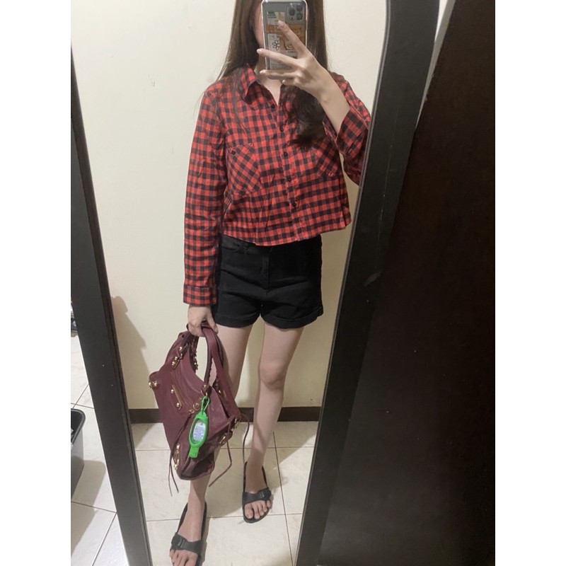 crop kemeja kotak kotak