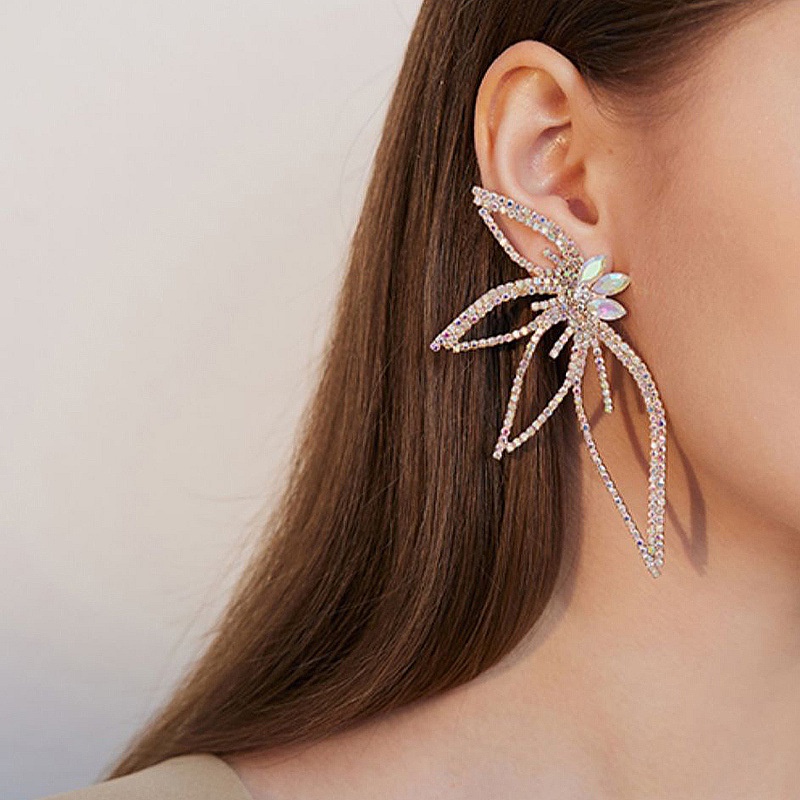 1 Pasang Anting Stud Kristal Berlian Imitasi Bentuk Bunga Geometris Gaya Elegan Untuk Wanita
