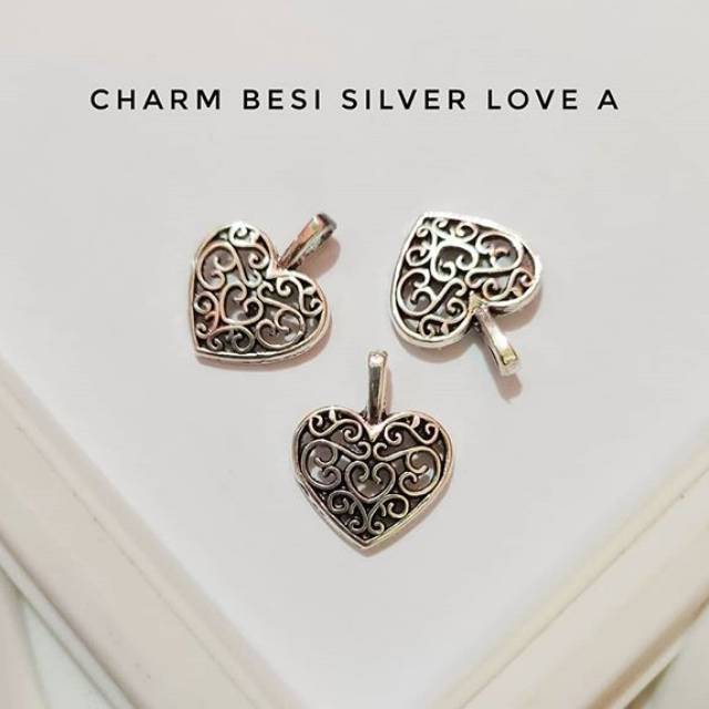 Charm besi silver love A