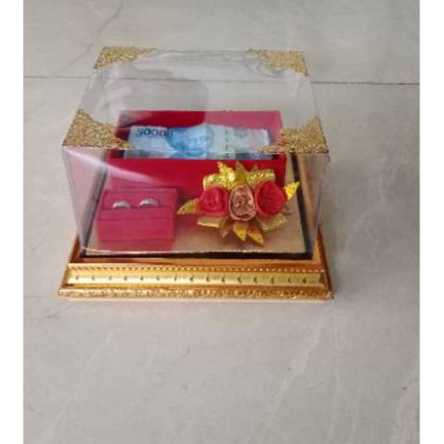 Kotak seserahan uang dan cincin kawin, lamaran