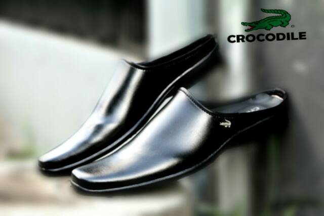 BEST SELLER / SENDAL SEPATU BUSTONG CROCODILE HITAM