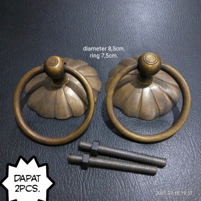 Handle kuningan gebyok antik diameter 8cm.