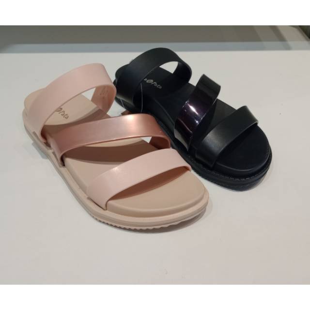 Sandal bata wanita