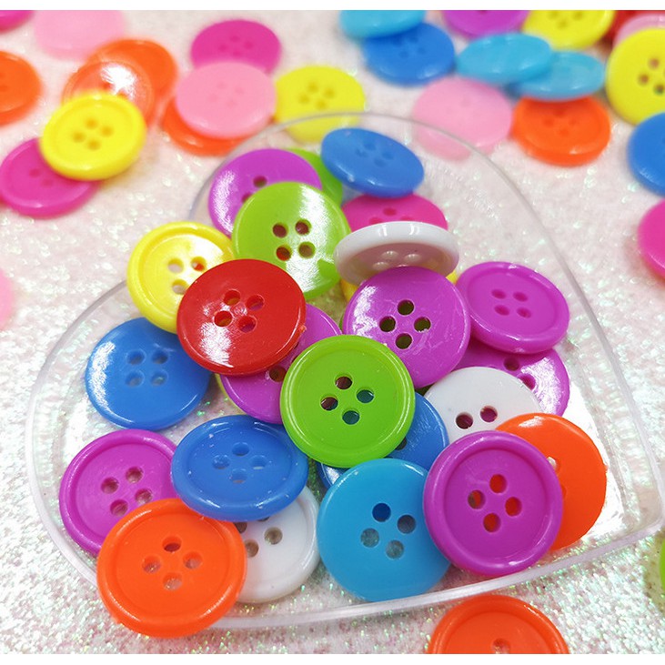 50 Pcs Kancing Bulat 4 Lubang Bahan Akrilik Warna Campur Ukuran 15MM / 20MM Untuk Kerajinan Jahit Scrapbook Handmade DIY