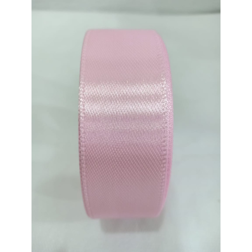 

Pita Satin Warna Pink Baby Ukuran 1 Inch / 2,5 cm Per Roll