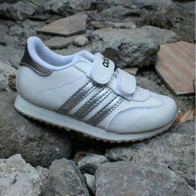 Diskon Sepatu Adidas Anak hitam putih/kids/wafel white